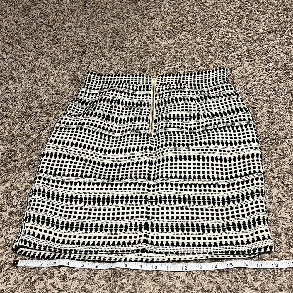 🛑 H&M Designed Skirt- Size 8 - Picture 3 of 10